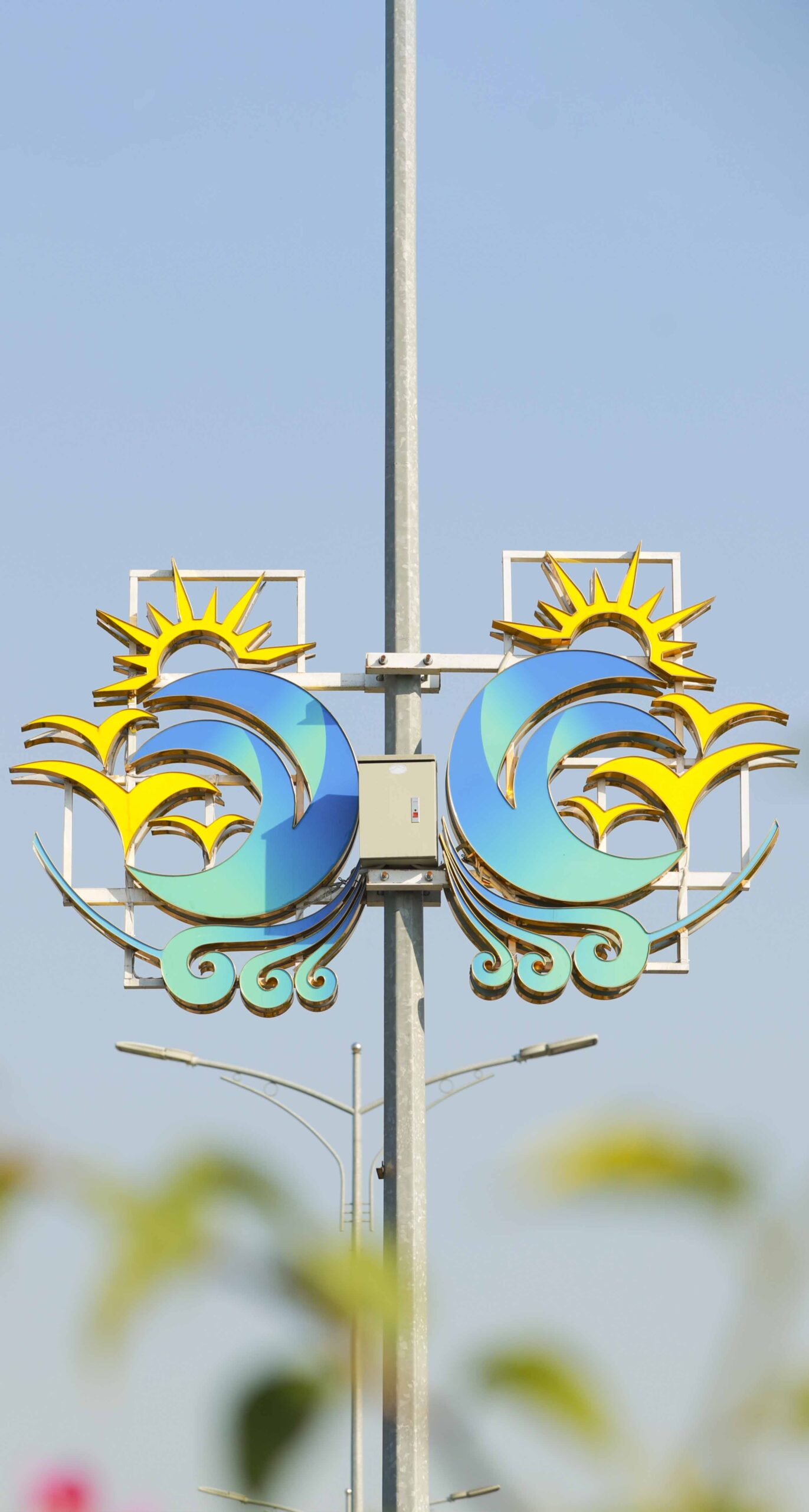 Đường phố được trang hoàng đẹp mắt sẽ thu hút khách tham quan, kích thích hoạt động kinh doanh dịch vụ,