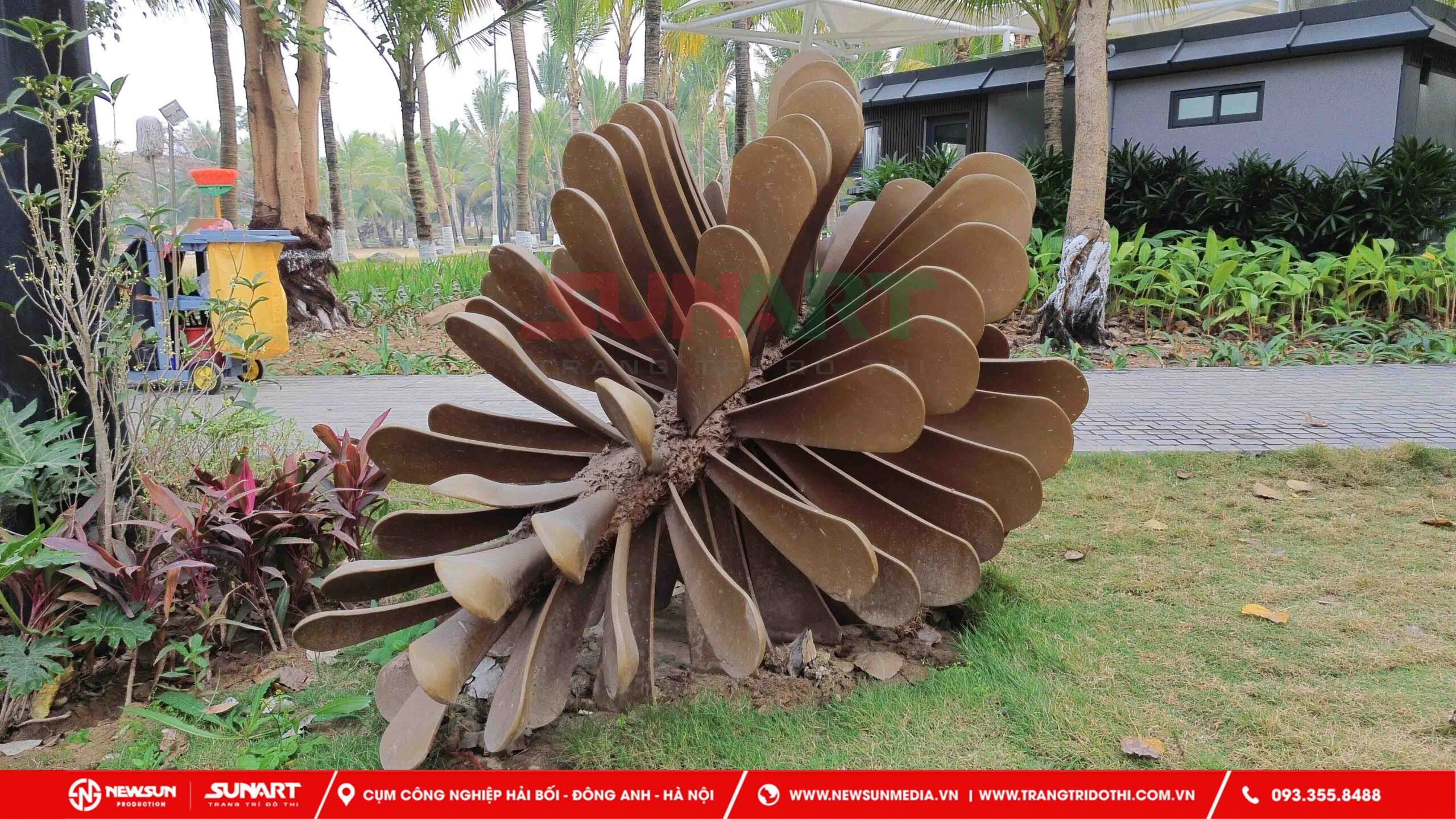 Biểu tượng quả thông đã gia công lắp đặt biểu tượng mô hình composite tại Ecopark