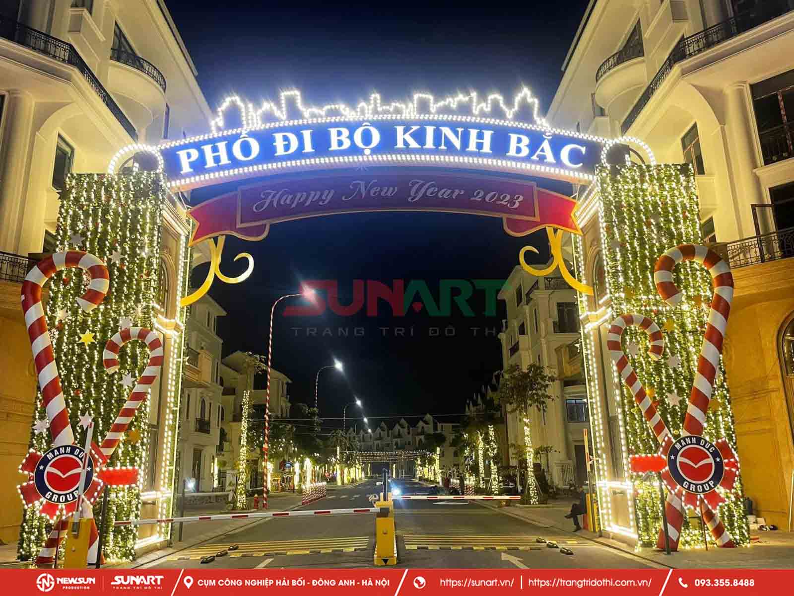 Cổng chào trang trí đường phố với khẩu hiệu chào đón