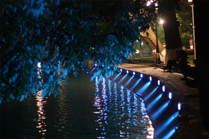 Đèn LED hắt chiếu sáng ven sông hồ