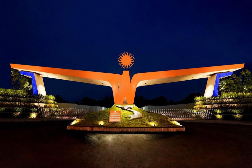 Cổng chào trường học