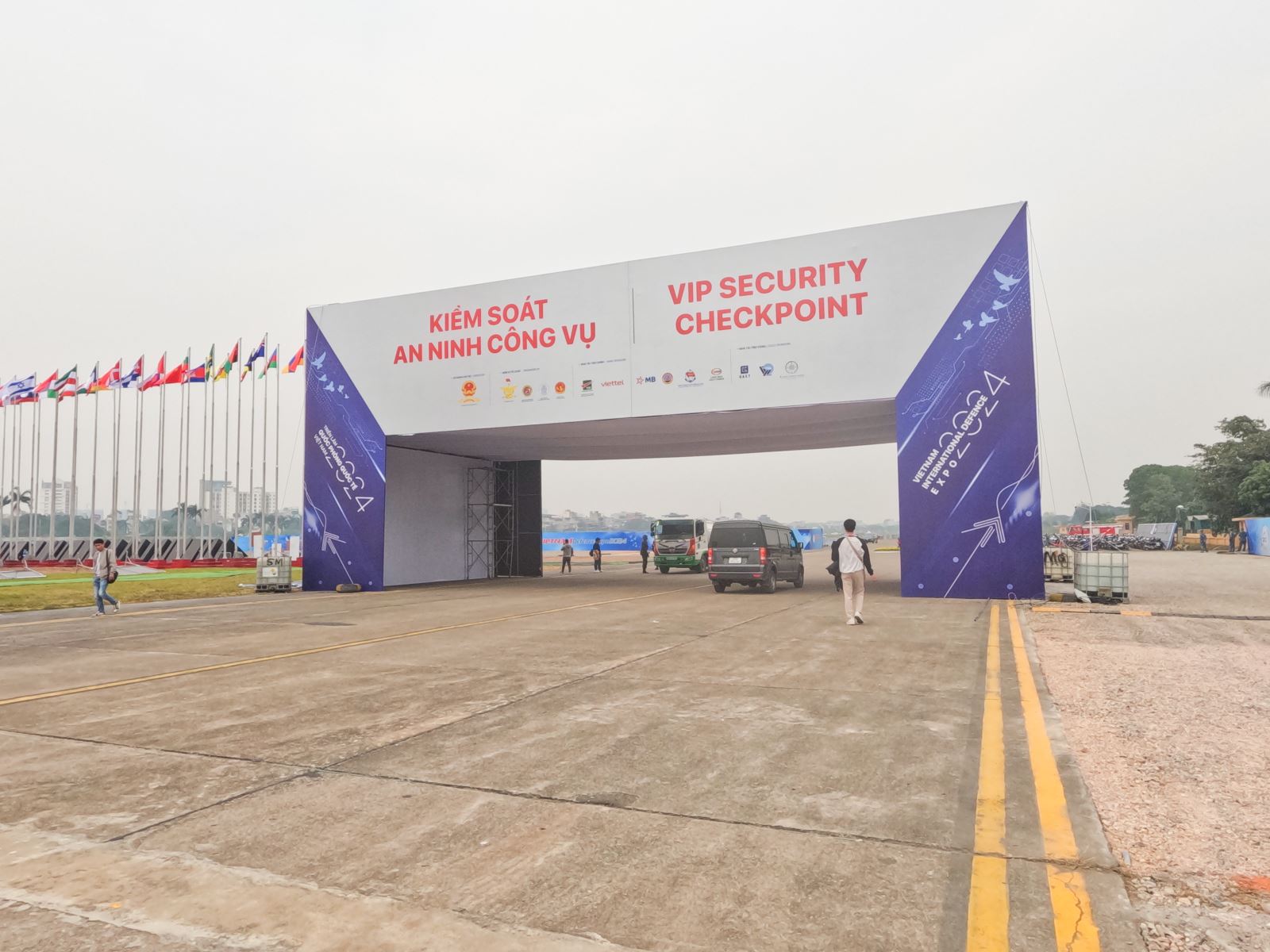 Dịch vụ thi công sản xuất cổng chào sự kiện của Bộ Quốc Phòng