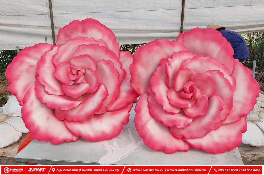 Biểu tượng bông hoa Composite trang trí trên cổng chào