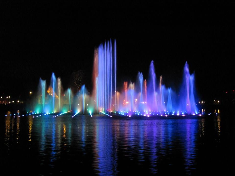 Nhạc nước trên sông hồ tại khu du lịch